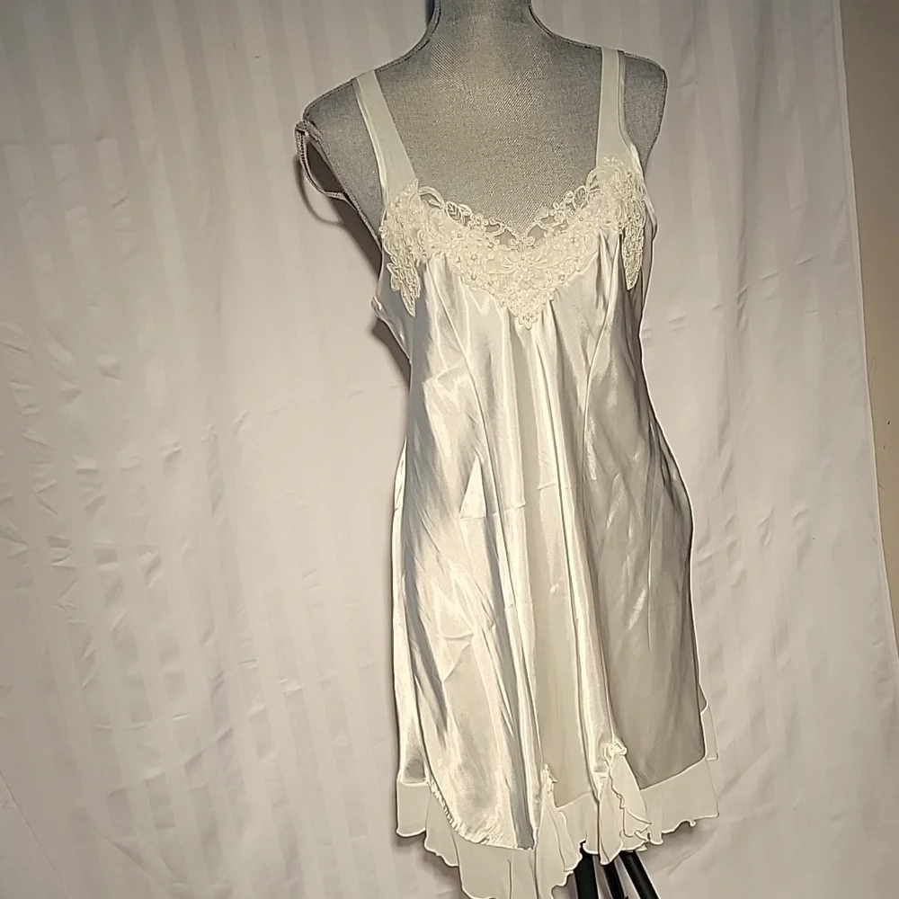 Linea Dontella Woman's White Chemise With Lace & Bottom Sheer Ruffle: Size: L - Picture 1 of 10